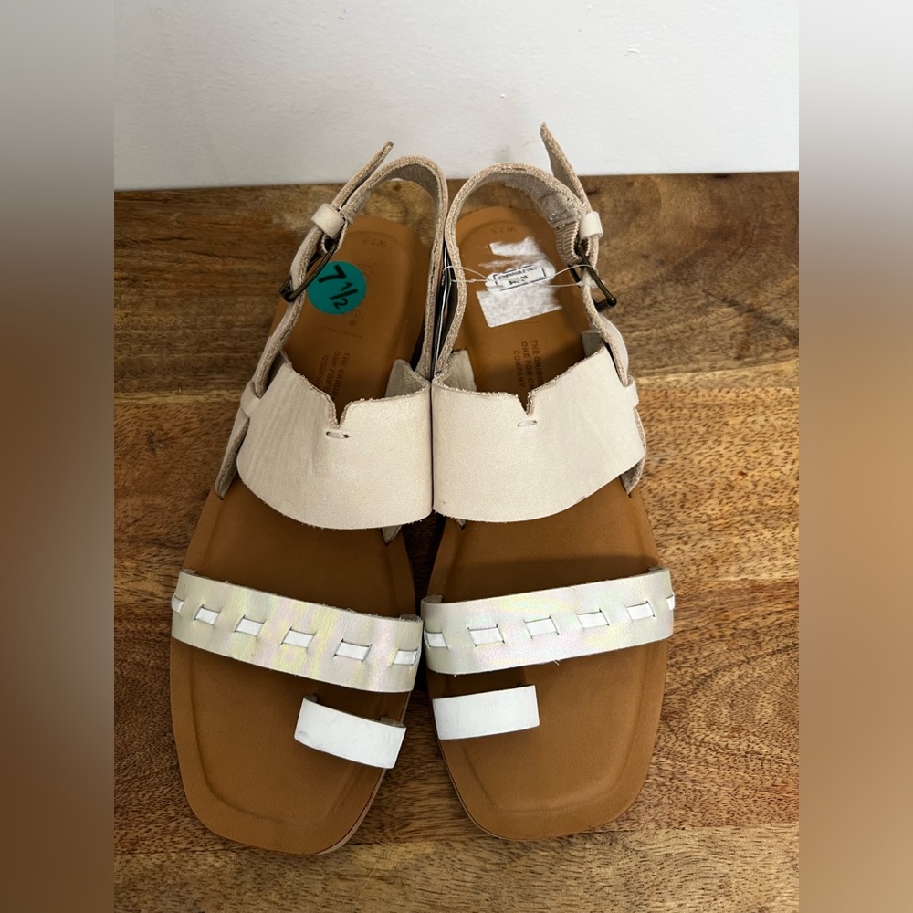 NWT TOMS Women Beige and White Sandals